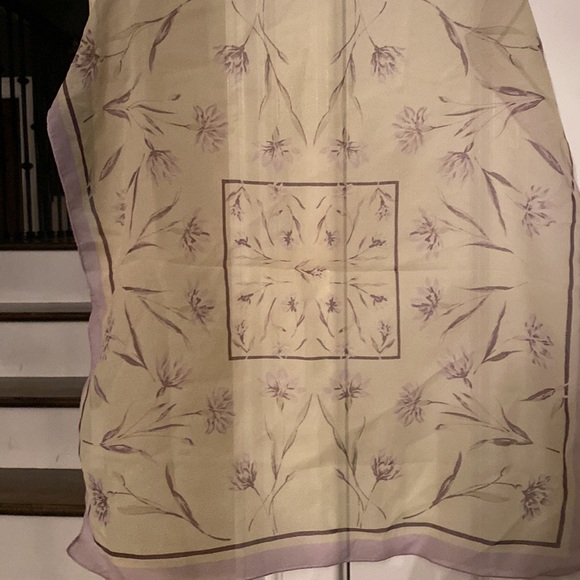 Express scarf. Lilac color with floral pattern. 19“ x 19“ excellent condition. - Picture 7 of 8